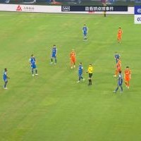 刘洋投诉马纳法禁区内手球，VAR介入后麦麦提江示意没有犯规