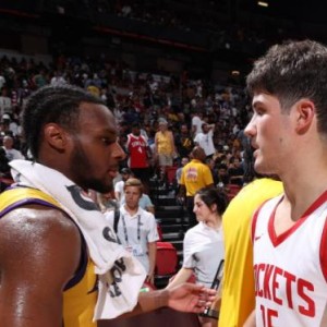 kaiyun官网-3战得15分！詹皇儿子持续低迷，新秀射手轰25分抢戏